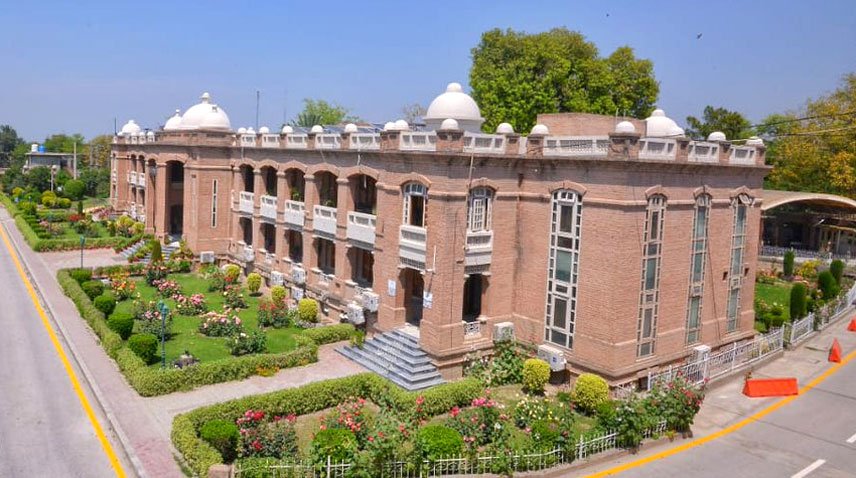 KP secretariat staff demand FIR against Naik ban private vehicles