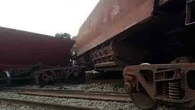 No casualties, but big delays: Cargo train derails near Karachi