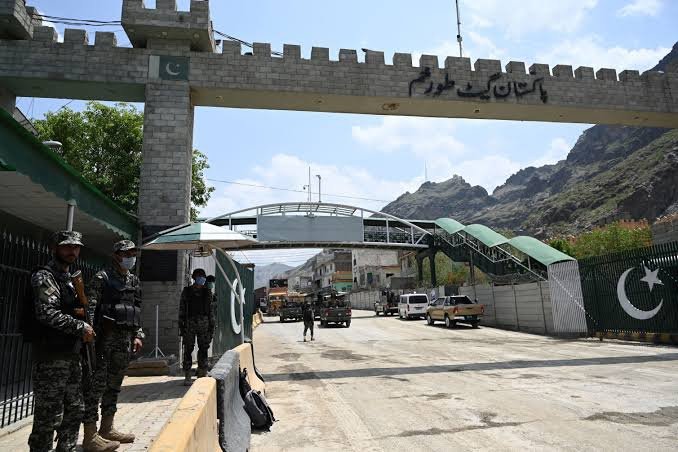 Torkham trade route closed for 5 consecutive days, long truck queues on both sides