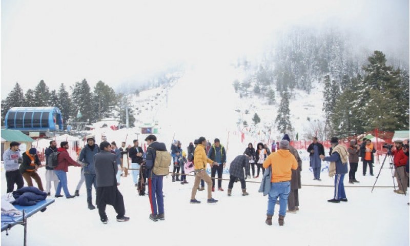 Malam Jabba sees tourist influx after season’s first snowfall in Swat