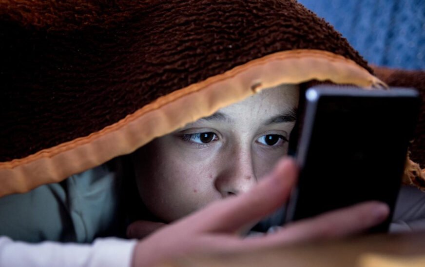 Research links early smartphone use to health problems in children under 12