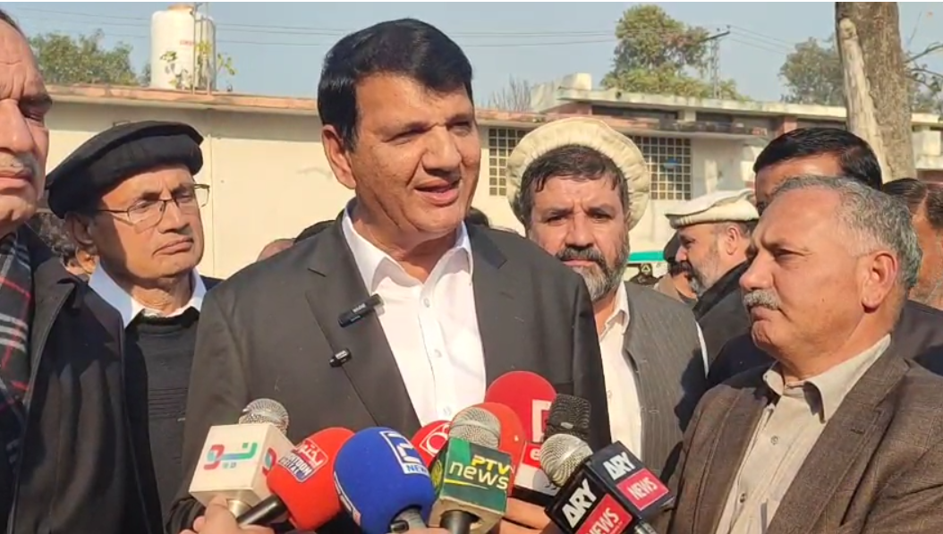 Amir Muqam visits Saidu Sharif Hospital, vows to defeat terrorism
