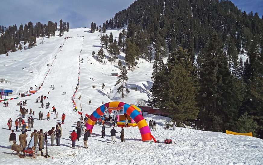 Tourists flock to Khyber Pakhtunkhwa as heavy snow blankets mountainous regions