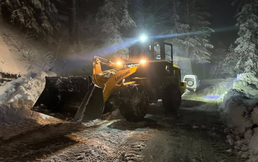 Heavy snowfall: Roads to KP tourist destinations closed to traffic