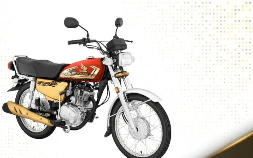 The Honda CG 125 Gold model is presented with an attractive combination of black and gold colors that gives the motorcycle a luxurious and luxurious look while riding on the road.