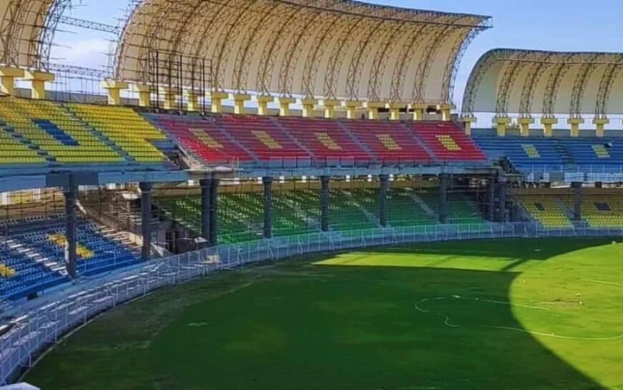 How are cricket fans reacting to the revival of cricket in Peshawar?