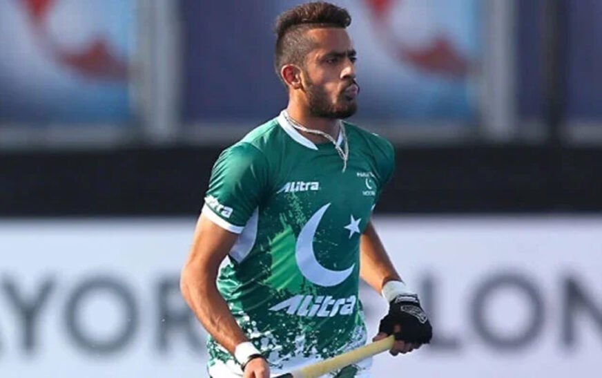 Imad Butt, captain of the Pakistan Hockey Team, launched attack against hockey management because he saw no possibility of working with them.