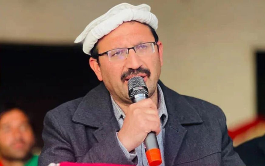 Junaid Akbar Khan has remarked that he completely abides by every decision of his party. He admits that there are differences within PTI.