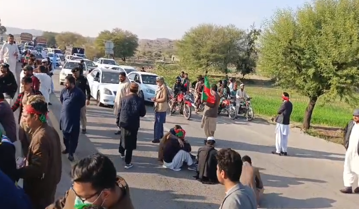 PTI Sit-In blocks road in Kohat, commuters face hardship