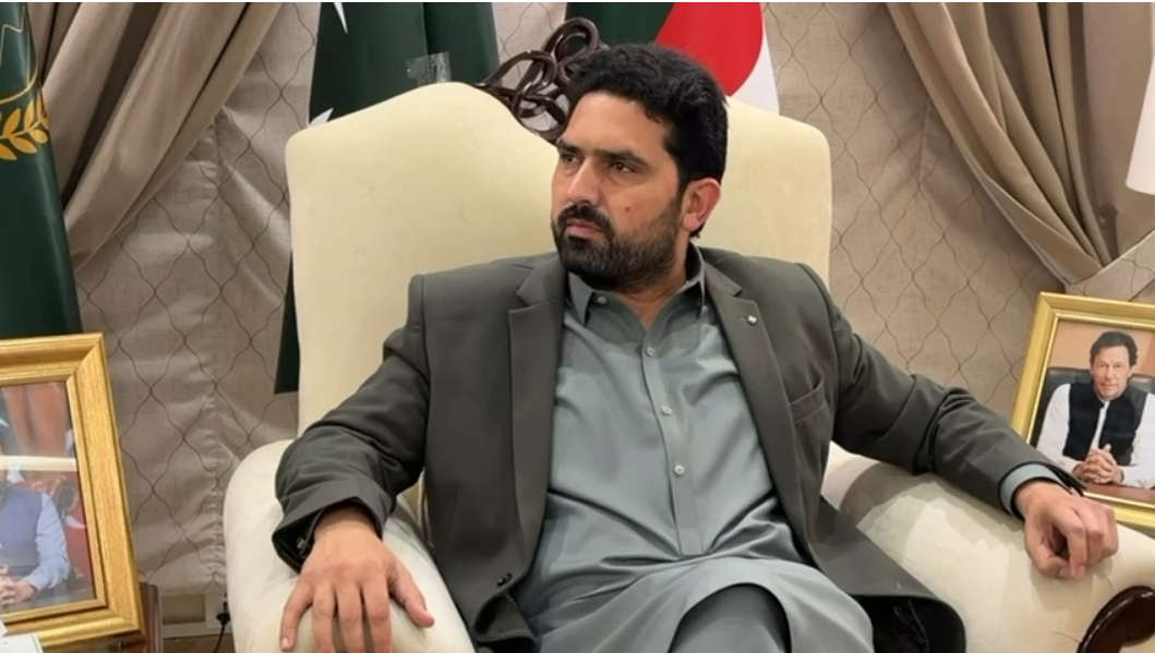 KP CM urges PM to allow family meetings for Imran Khan and Bushra Bibi on Eid