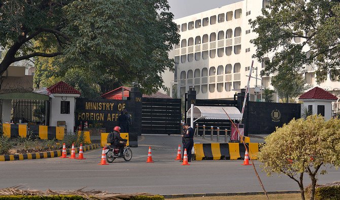 Pakistan offers to host peace talks between Iran and US