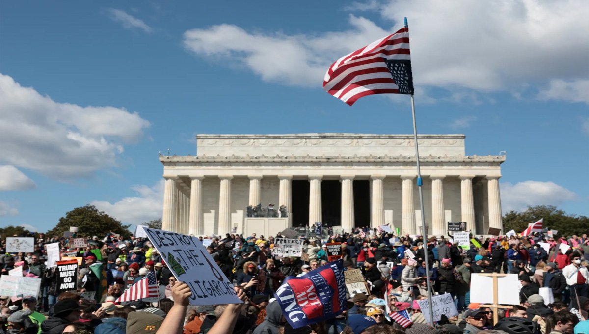 Sanders criticizes Trump’s Iran policy as public protests grow across US
