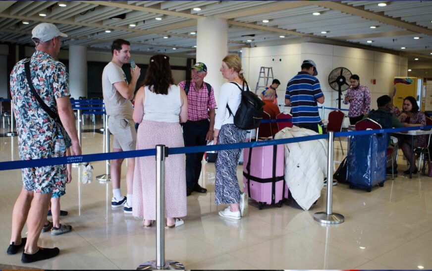 The United States has issued an urgent travel advisory urging its citizens to leave the Middle East region immediately.