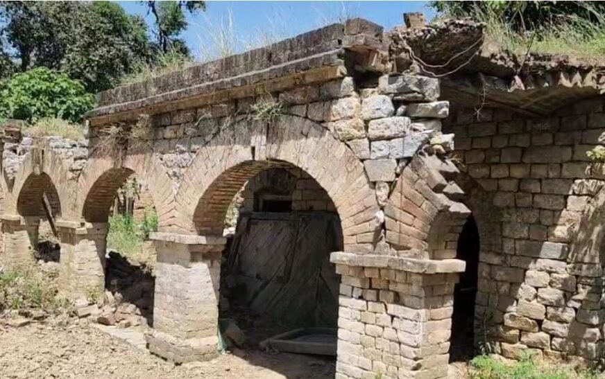 Crumbling heritage: The decay of Mardan’s colonial-era rest house at Pulodhari Spinki