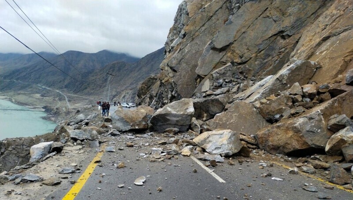 Heavy rain and landslides block Karakoram Highway in GB