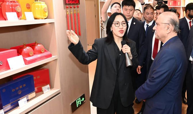 President Zardari visits Chinese heavy industry city to boost China-Pakistan industrial cooperation