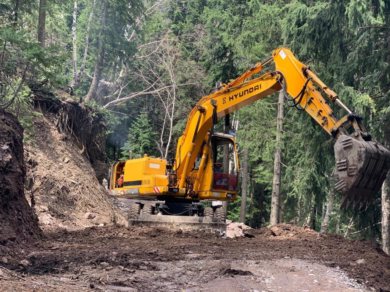 Work on Kalam road enters fourth day to restore tourist access