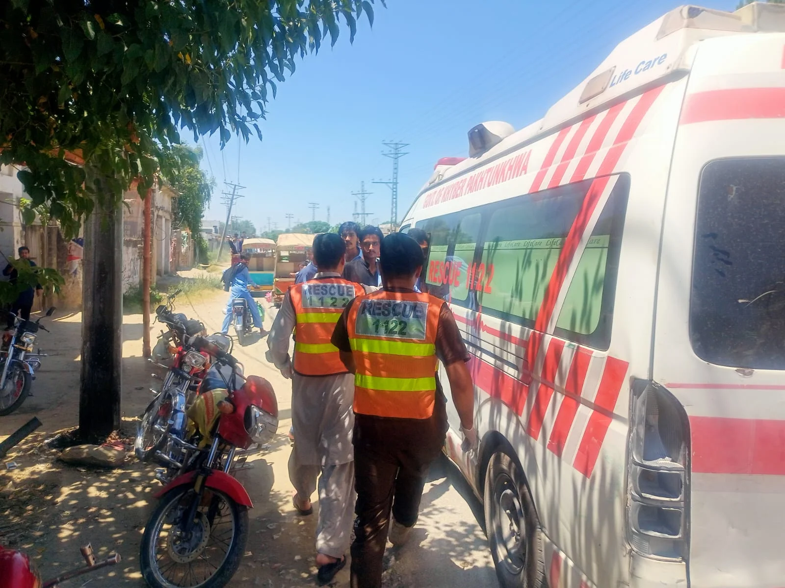11 injured in traffic mishap in Mardan: Rescue 1122