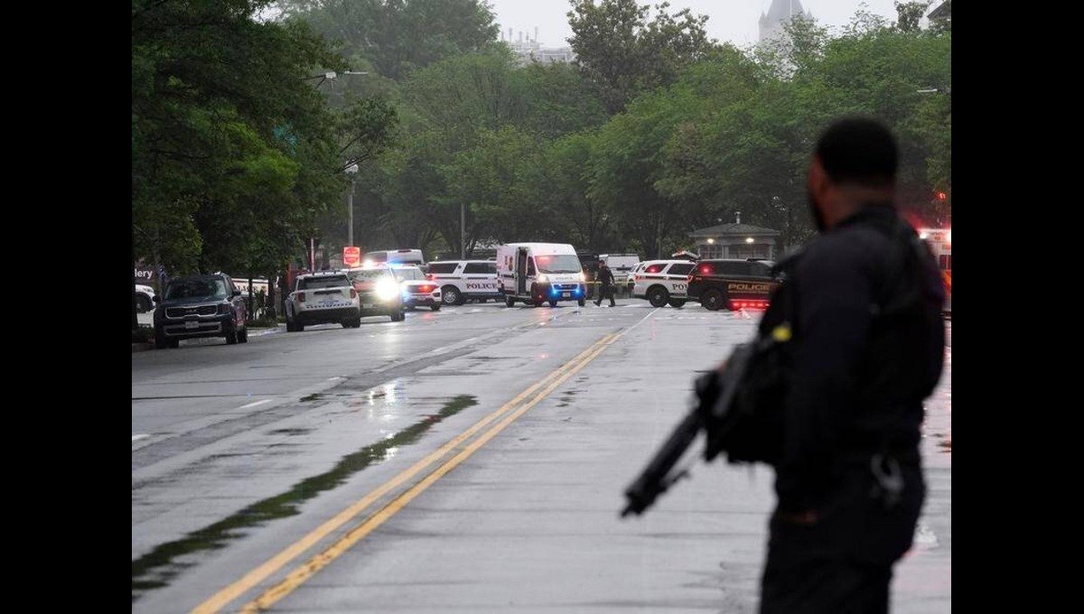 Gunfire erupts at White House checkpoint, suspected attacker shot