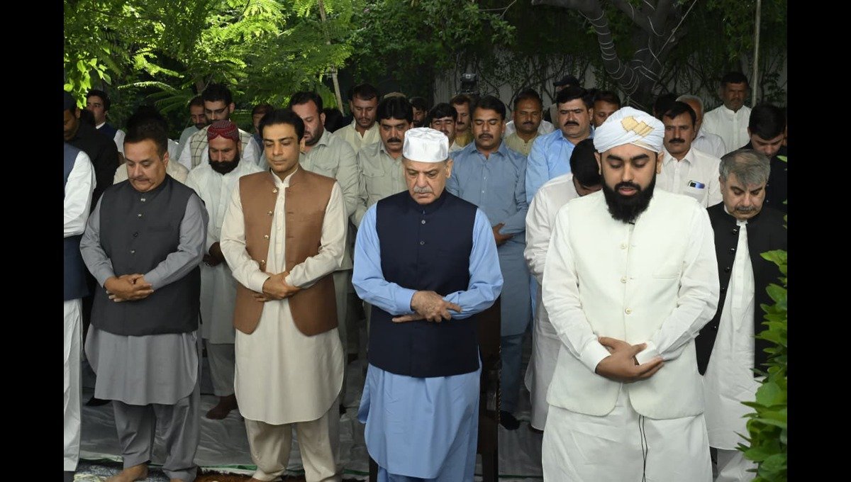 PM Shehbaz offers Eidul Azha prayers in Lahore