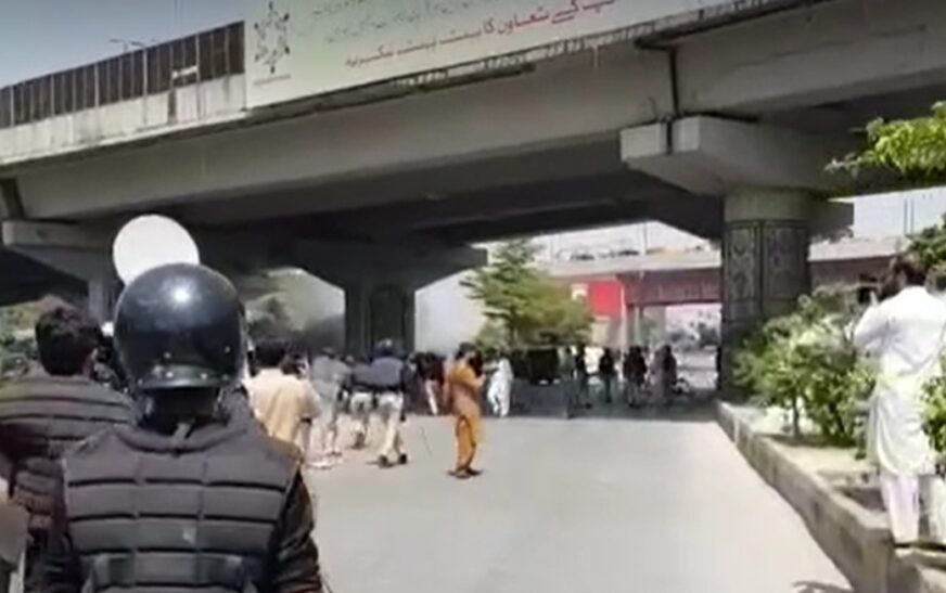 Why did Peshawar Police use baton-charge against peace march participants?