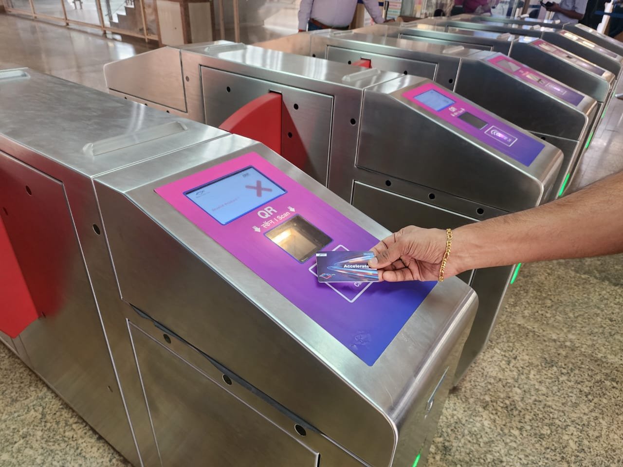 Waiting in long queue: People complain about poor quality of Islamabad Metro scanners