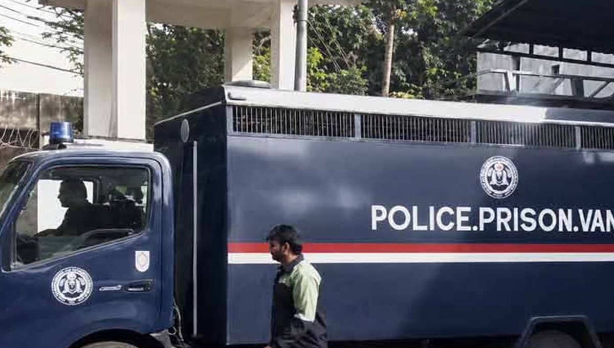 14 Prisoners Escape Police Van After Blinding Officers with Chili Powder