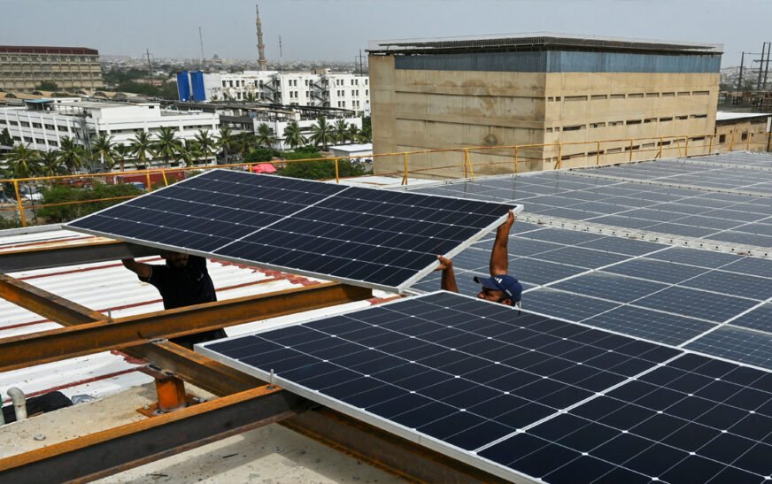 Big Energy Shift: Pakistan to Manufacture Solar Panels and Batteries Locally