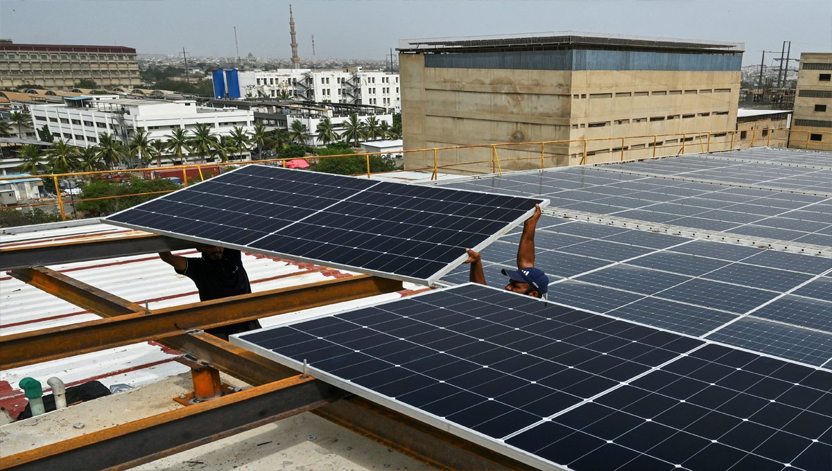 Big Energy Shift: Pakistan to Manufacture Solar Panels and Batteries Locally