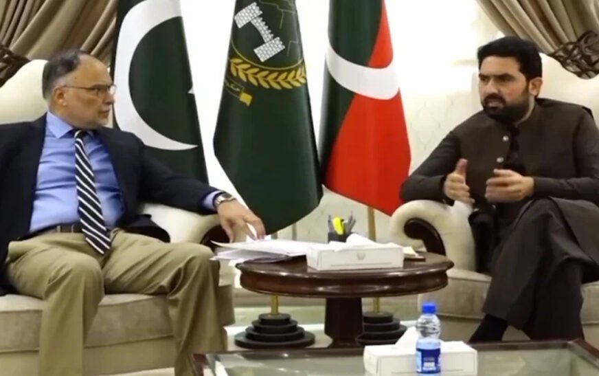 Khyber Pakhtunkhwa Chief Minister Muhammad Sohail Afridi met Federal Minister for Planning Ahsan Iqbal and members of the federal government's negotiation team to discuss arrangements for a meeting with former Prime Minister Imran Khan, the upcoming National Economic Council (NEC) session, the province's financial rights, and other matters of mutual interest.