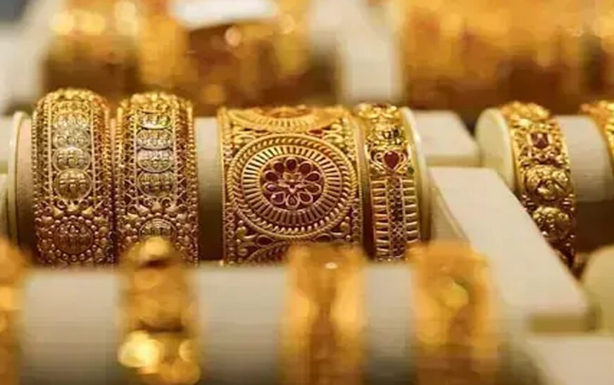 Gold prices in Pakistan witnessed a sharp increase with the price per tola rising by PKR 2,830, according to the All Pakistan Gems and Jewellers Association.