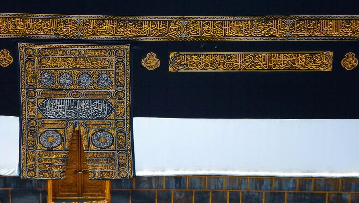 Holy Kaaba’s Kiswah Replaced in Makkah as New Hijri Year Begins