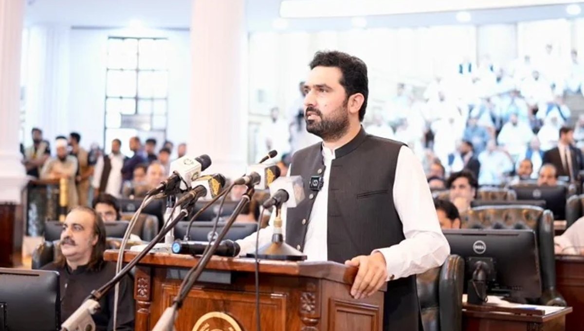 KP Presents Rs48 Billion Deficit Budget, Announces Salary and Minimum Wage Hike