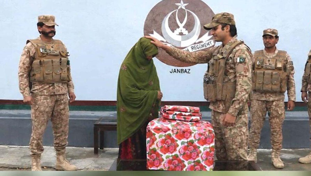 Pakistani Forces Provide Medical Aid to Afghan Woman, Reunite Her With Family