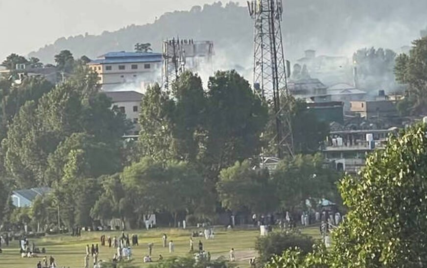 Several security personnel were seriously injured in an armed attack and violent assault carried out by members of the banned Joint Awami Action Committee (JAAC) in Rawalakot, Azad Kashmir.