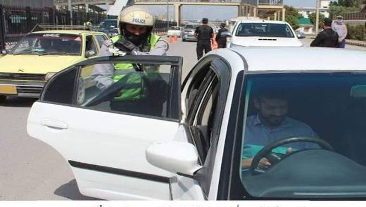 Hundreds of Drivers Penalized as Peshawar Traffic Police Target Tinted Glasses
