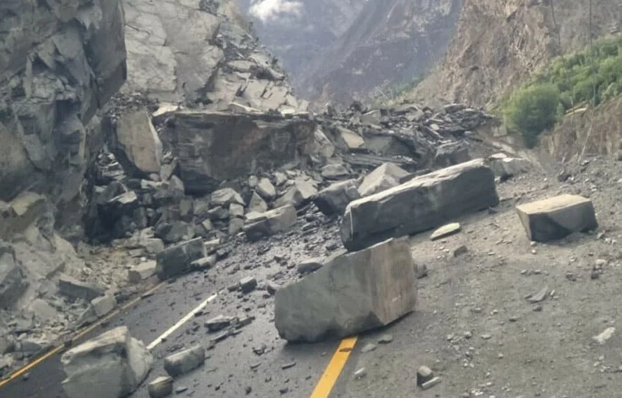 Landslide blocks Karakoram highway, temporarily disrupts Pakistan-China road link