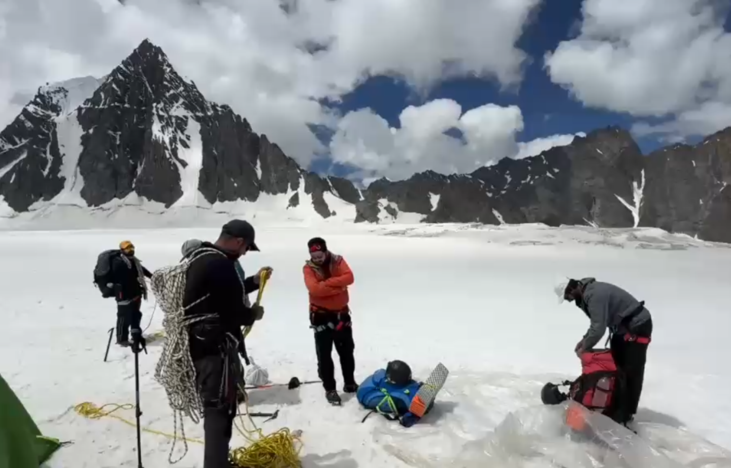 KP mountaineers touched Thalou Zum Peak in major win for Adventure Tourism