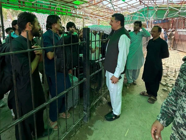 110 more Pakistani students return from Afghanistan; 592 cargo vehicles return
