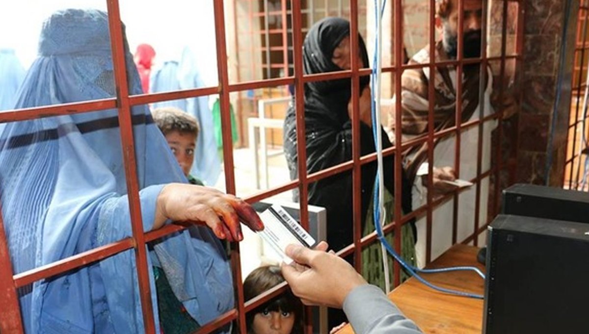 Afghan Migrants Close Bank Accounts as KP Seeks Approval to Seize Assets