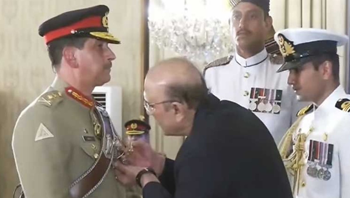 General Amir Raza Receives Nishan-i-Imtiaz (Military) at Aiwan-e-Sadr