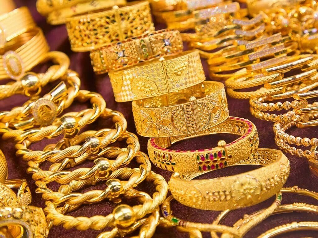 Gold Prices Fall in Global, Local Markets