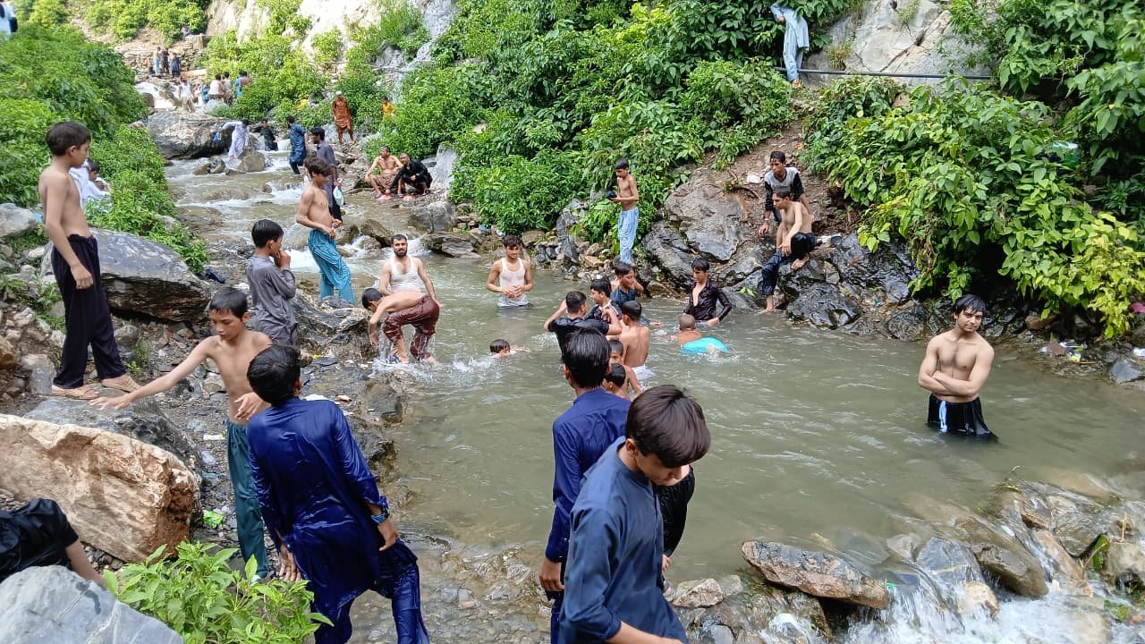 Pushtangi Spring: A Natural Gem at the Foot of Green mountains draws tourists to Rustam  ‎