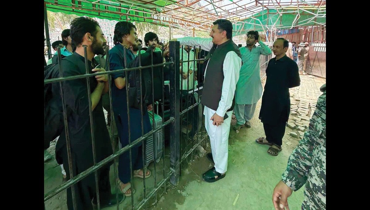 Over 100 Pakistani Students Arrive Home via Torkham Border