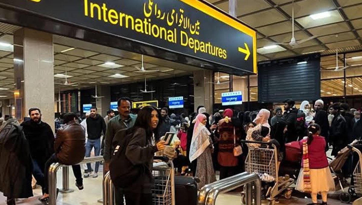 Over 300,000 Pakistanis Leave Pakistan for Overseas Jobs in Six Months