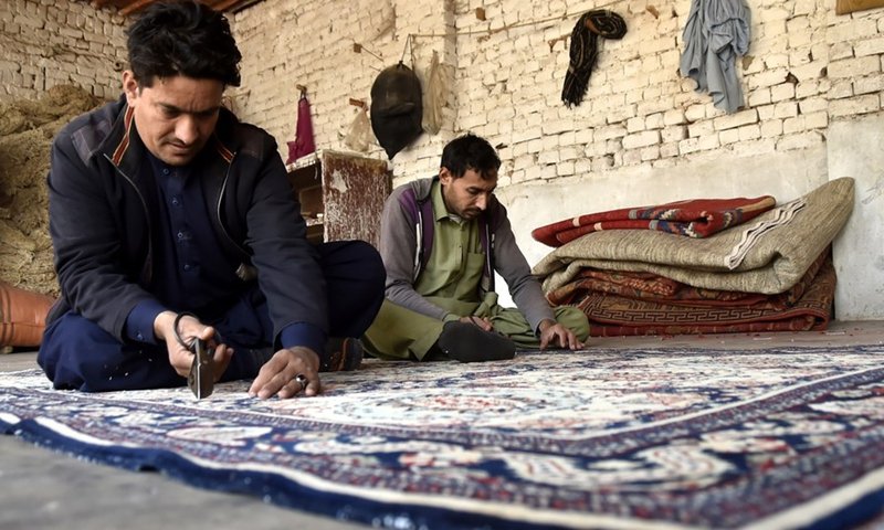 KP Plans Carpet-Weaving Training Centres for Deserving People
