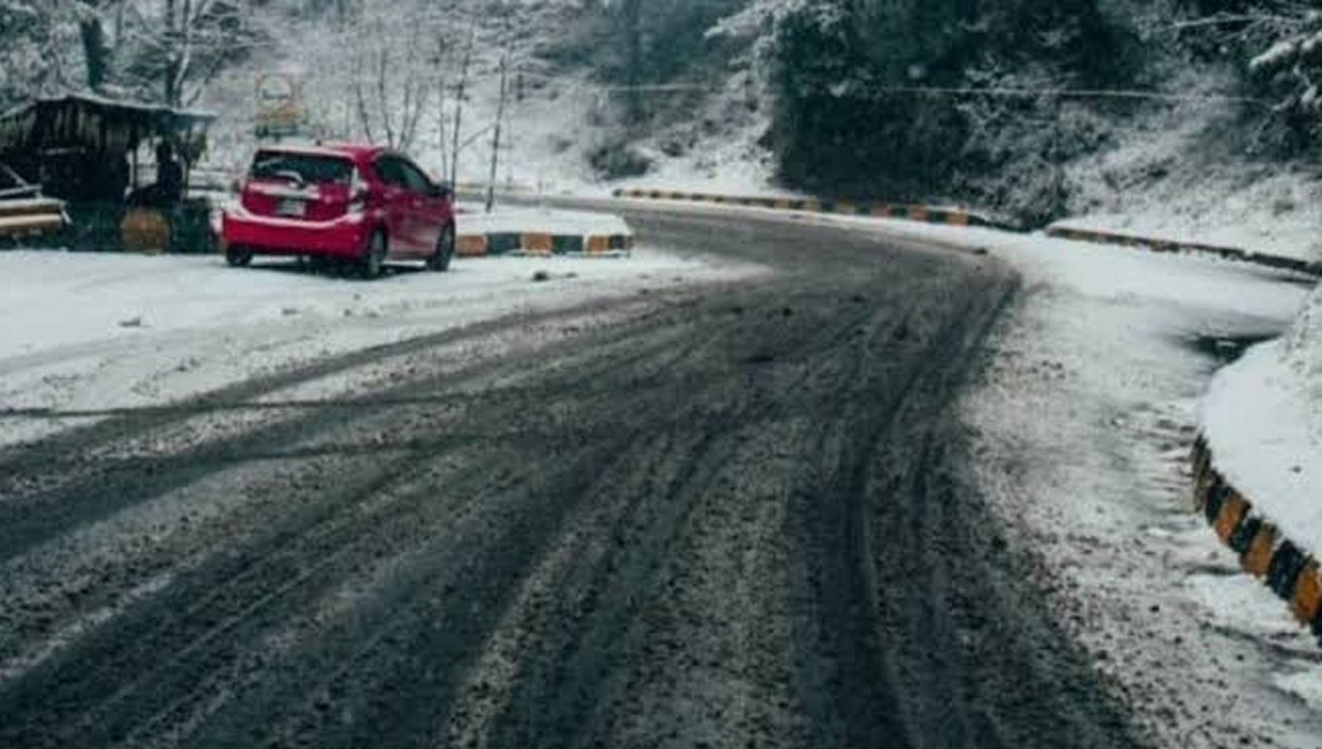 Galiyat Roads Reopen After Snowfall as Authorities Issue Travel Advisory